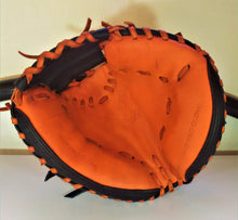 Cargar imagen en el visor de la galería, Octopus 33&quot; (Catcher) Negro-Naranja - Guante de Béisbol
